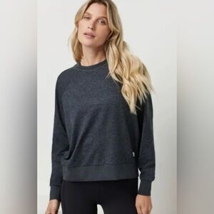 Vuori Women's Long-Sleeve Halo Crew in Charcoal Heather size Large